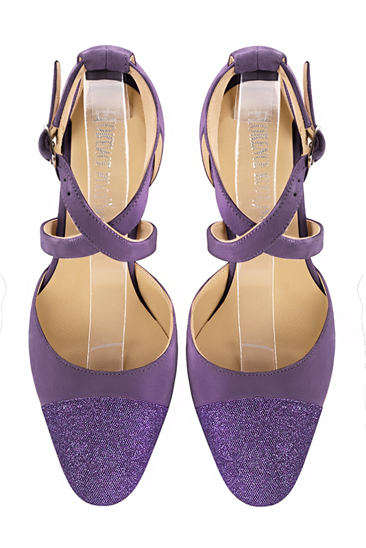 Chaussure cotes ouverts brides croisees violet amethyste. Bout rond. Talon mi haut virgule